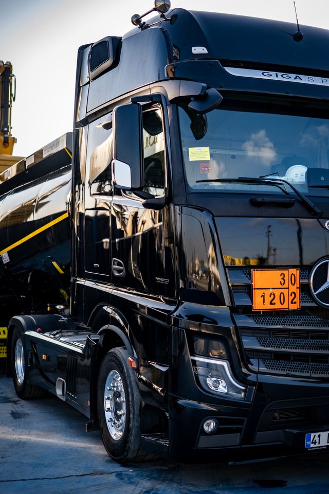 HammTrucks driver with truck